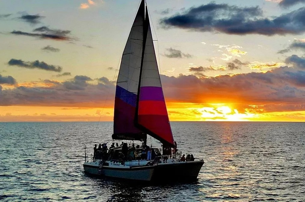 imgi_30_Sunset-Sail-on-a-Charming-Hawaiian-Catamaran-image-1-e1725317135932 (1)