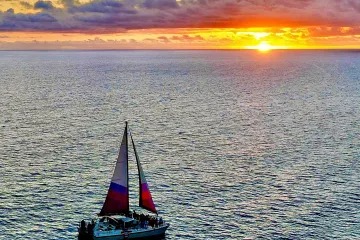imgi_36_Sunset-Sail-on-a-Charming-Hawaiian-Catamaran-image-4-e1725317237442